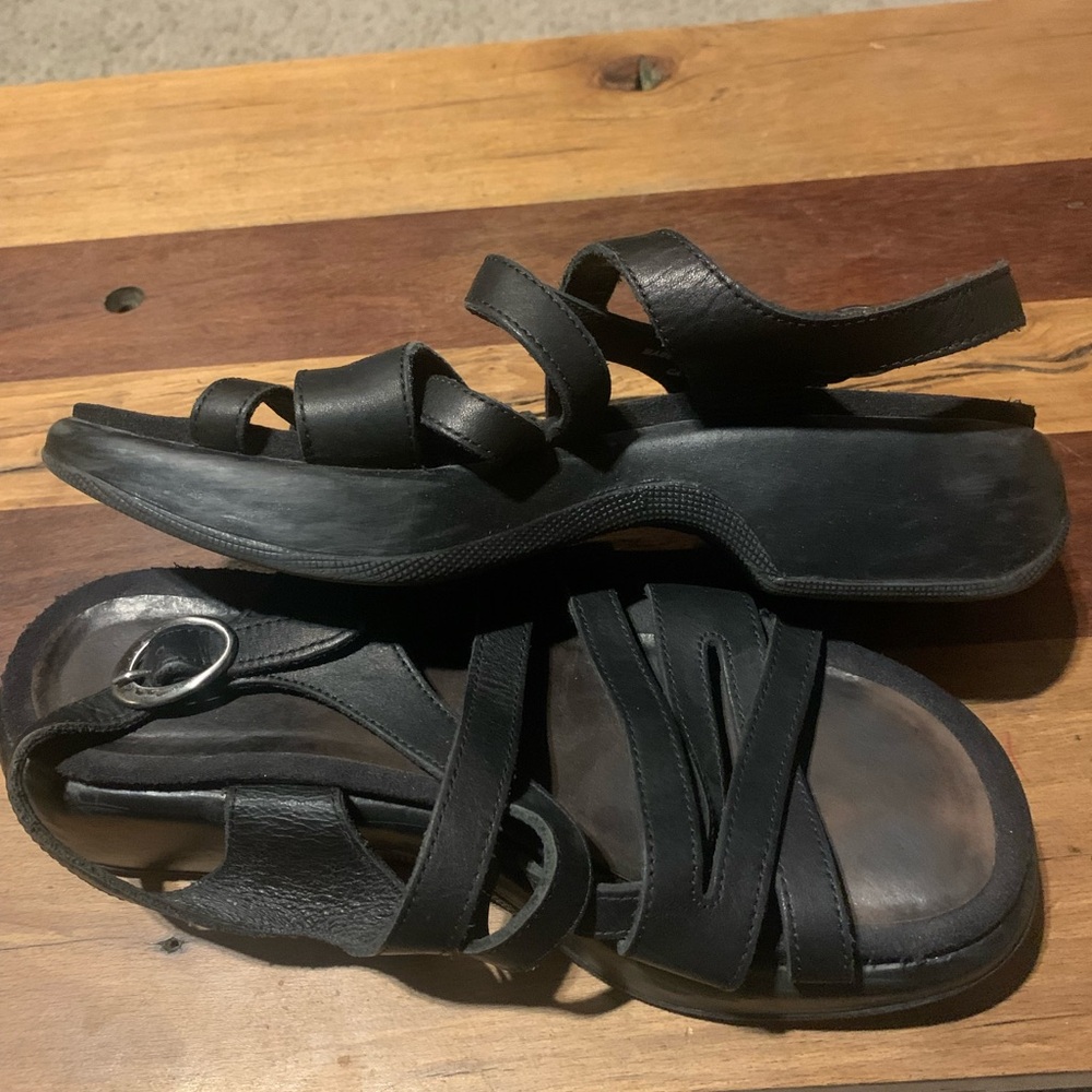 Dansko black leather women’s sandal - Picture 2 of 3